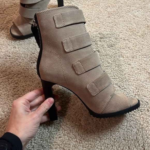 DKNY Blake Suede booties Velcro Strappy heel taupe black size 6.5 shoe sandal - Picture 6 of 12
